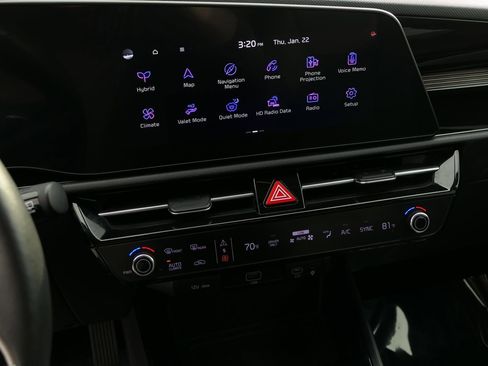 Used 2023 Kia Niro SX image 17