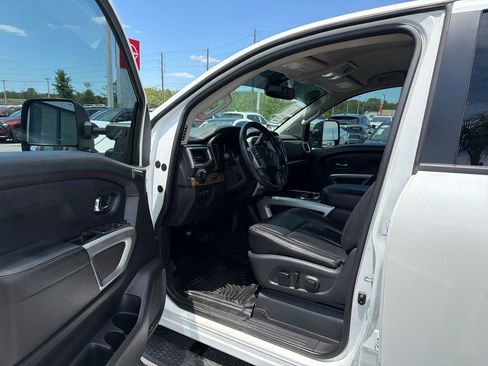 Used 2018 Nissan Titan SL AWD/4WD image 12