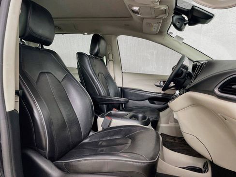 Used 2017 Chrysler Pacifica Limited w/ UConnect Theater Package FWD image 29