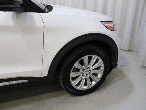 Used 2021 Ford Explorer Limited w/ Equipment Group 301A AWD/4WD image 39