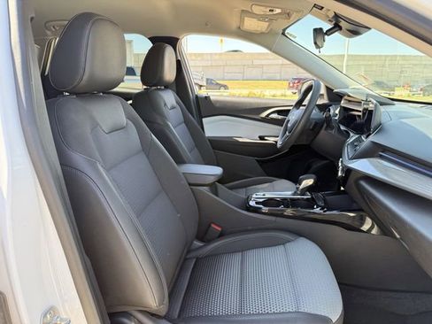 Certified 2025 Chevrolet Trax LT image 30