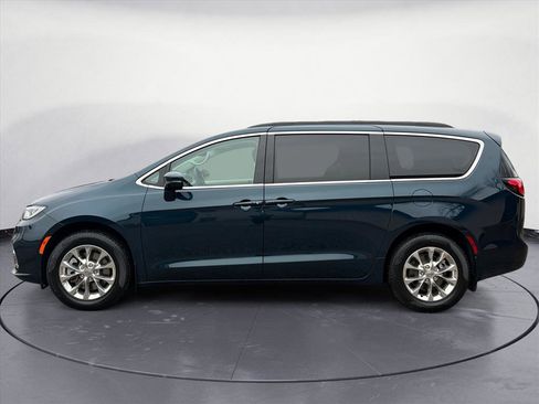 Used 2022 Chrysler Pacifica Touring-L image 3