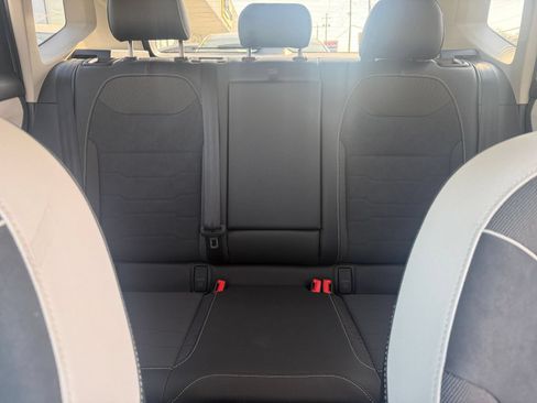 Used 2025 Volkswagen Taos SE AWD/4WD image 33