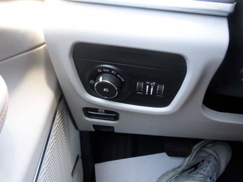 Used 2023 Jeep Grand Cherokee Overland AWD/4WD image 28