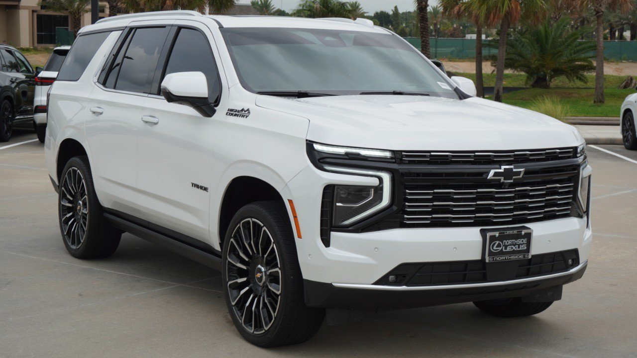 Used 2025 Chevrolet Tahoe High Country AWD/4WD image 3