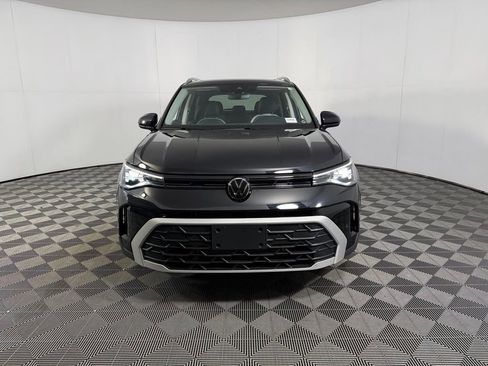 Used 2025 Volkswagen Taos SE w/ Panoramic Sunroof Package FWD image 11