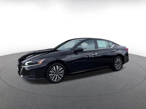 Used 2025 Nissan Altima 2.5 SV FWD image 8