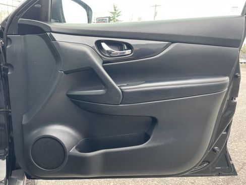 Used 2018 Nissan Rogue AWD image 16