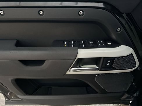 Used 2020 Land Rover Defender 110 SE image 15