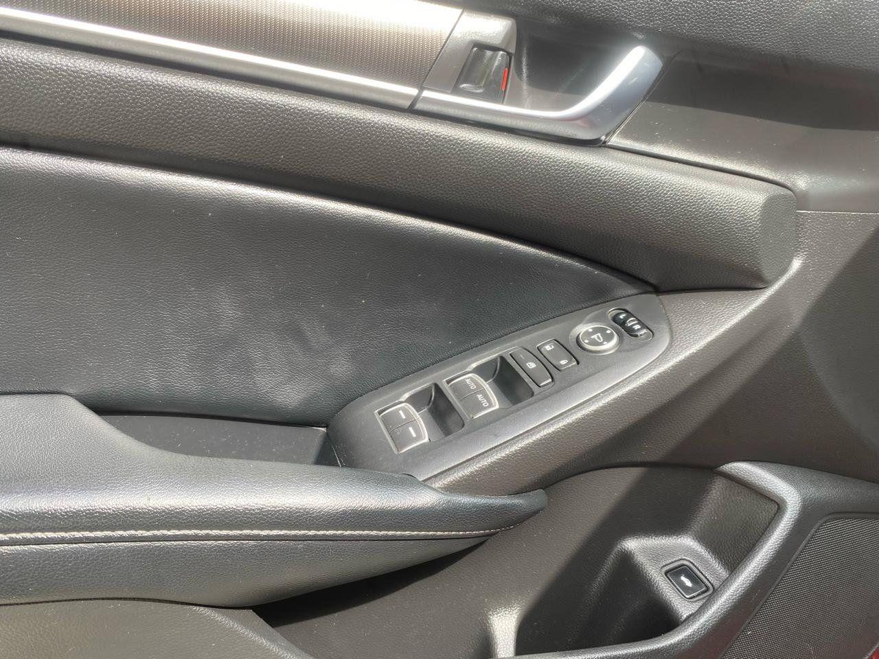 Used 2018 Honda Accord Sport image 12