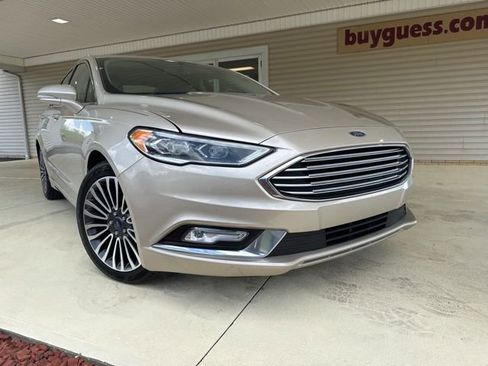 Used 2017 Ford Fusion SE w/ Fusion SE Technology Package FWD image 2
