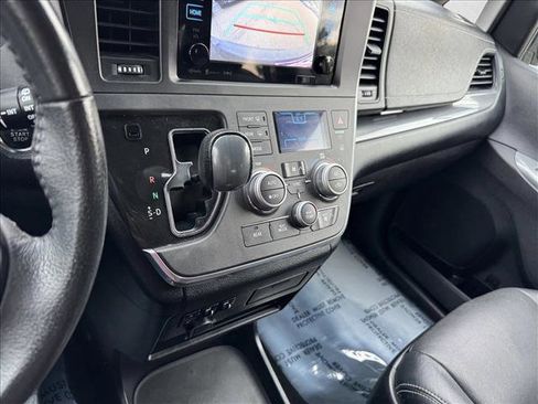 Used 2017 Toyota Sienna SE Premium image 16