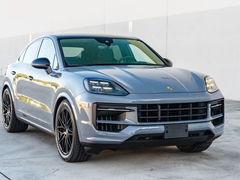 Used 2024 Porsche Cayenne S AWD/4WD image 4