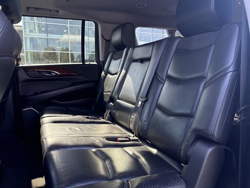 Used 2019 Cadillac Escalade ESV Luxury AWD/4WD image 25