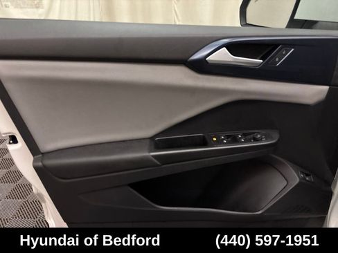 Used 2022 Volkswagen Taos SE w/ Panoramic Sunroof Package FWD image 11