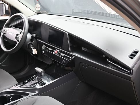 Used 2023 Kia Niro LX image 31