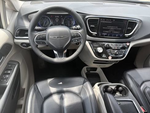 Used 2023 Chrysler Pacifica Touring-L FWD image 30