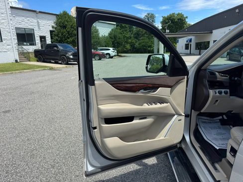 Used 2016 Cadillac Escalade ESV Premium AWD/4WD image 21