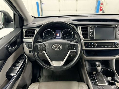 Used 2018 Toyota Highlander XLE AWD/4WD image 11