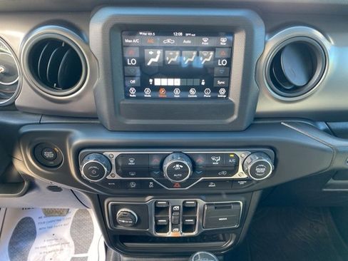 Used 2023 Jeep Gladiator Willys image 20