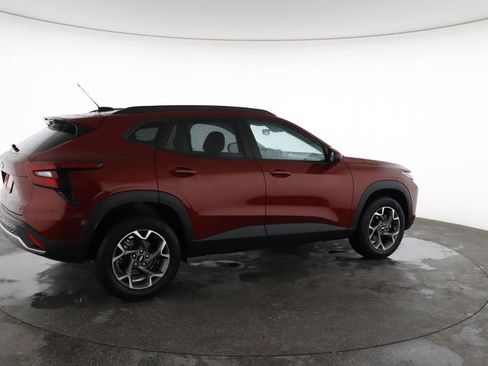 Used 2025 Chevrolet Trax LT FWD image 13