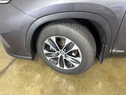 Used 2021 Toyota Highlander XLE AWD/4WD image 5