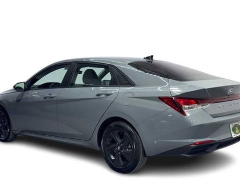 Used 2022 Hyundai Elantra SEL w/ Convenience Package FWD image 4
