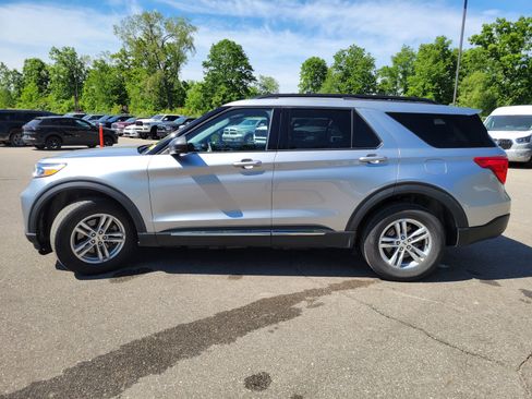 Used 2022 Ford Explorer XLT w/ Equipment Group 202A AWD/4WD image 3