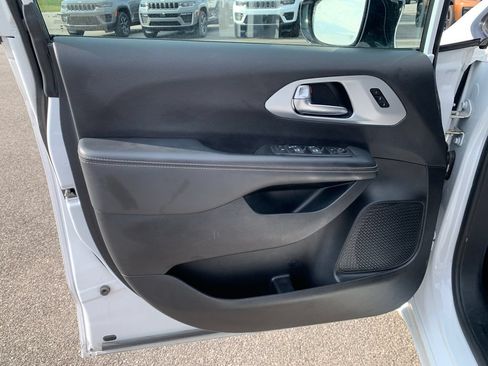 Used 2025 Chrysler Pacifica Limited FWD image 16