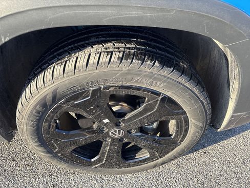 Certified 2025 Volkswagen Taos SE image 21