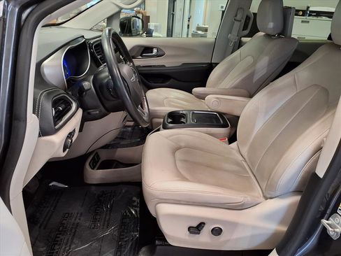Used 2021 Chrysler Pacifica Touring-L w/ Uconnect Theater Family Group image 18