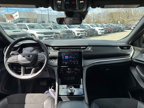 Used 2025 Jeep Grand Cherokee Altitude image 30