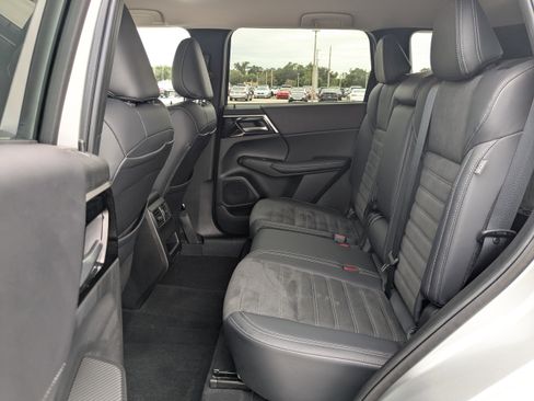 Used 2023 Mitsubishi Outlander SE image 17