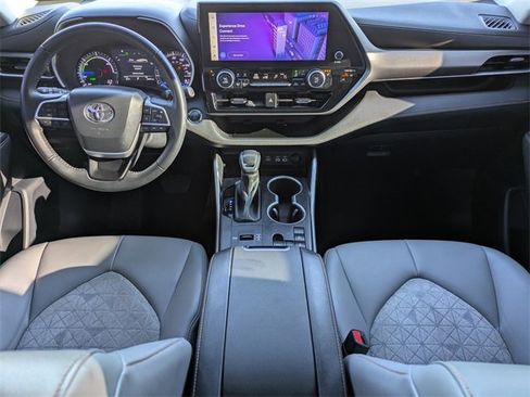 Used 2023 Toyota Highlander Bronze Edition image 18