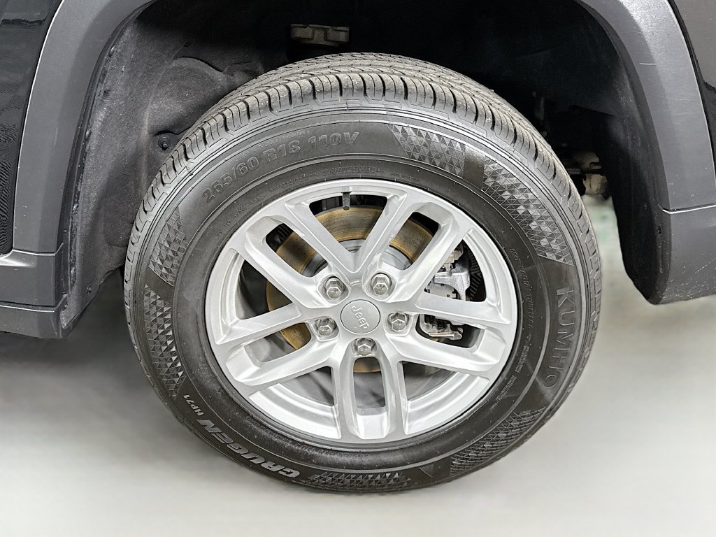 Used 2023 Jeep Grand Cherokee Laredo AWD/4WD image 31