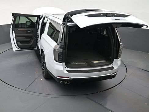 Used 2026 Chevrolet Suburban High Country AWD/4WD image 31