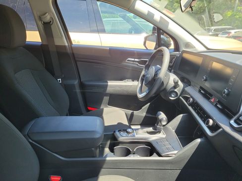 Used 2025 Kia Sportage LX image 10