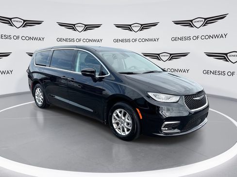 Used 2024 Chrysler Pacifica Touring-L FWD image 1
