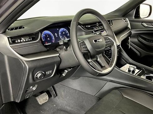 New 2025 Jeep Grand Cherokee Altitude image 8