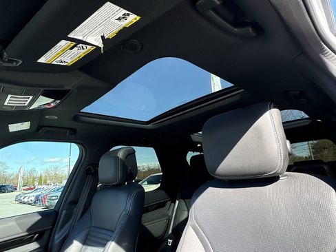 Used 2023 Land Rover Discovery S R-Dynamic image 19