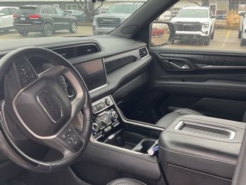 Used 2023 GMC Yukon XL Denali w/ Advanced Technology Package image 5
