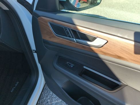 Certified 2025 Volkswagen Atlas SE image 35