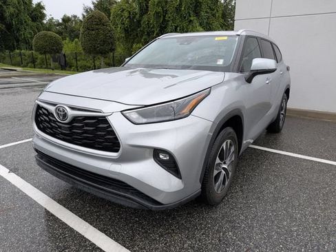 Certified 2024 Toyota Highlander XLE FWD image 2