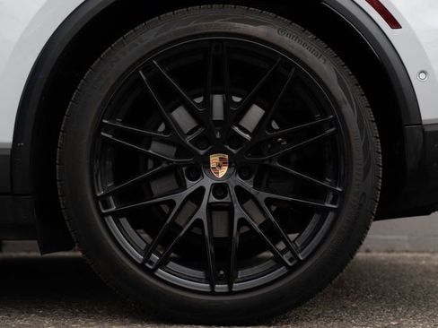 Certified 2025 Porsche Macan 4 Electric image 13