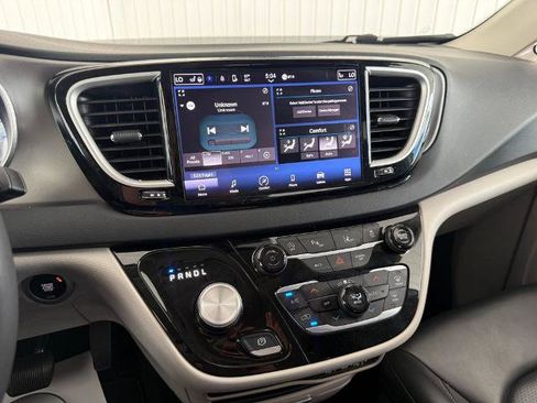 Used 2023 Chrysler Pacifica Touring-L FWD image 4