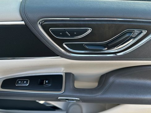 Used 2017 Lincoln Continental Select image 20