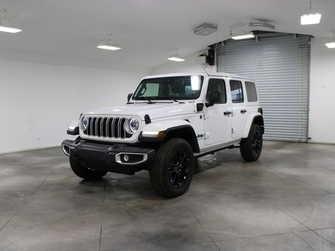 Used 2025 Jeep Wrangler Unlimited Sahara w/ Safety Group image 4