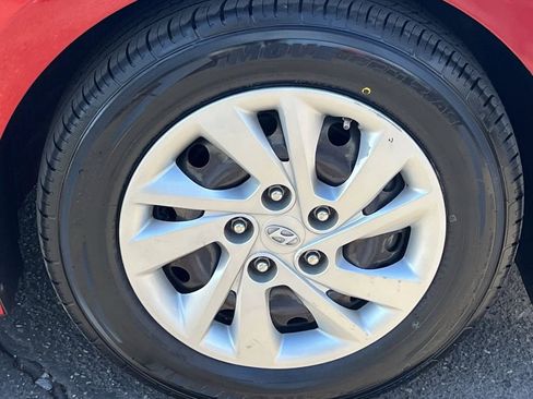 Used 2017 Hyundai Elantra SE image 9