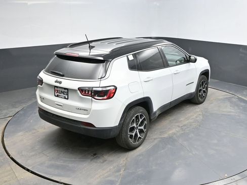 Used 2025 Jeep Compass Limited image 17