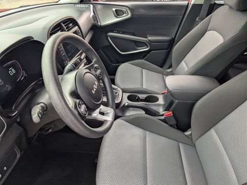 Certified 2025 Kia Soul LX w/ LX Technology Package FWD image 20